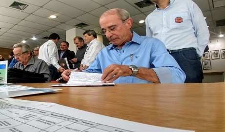 Prefeito assina convênio do FEHIDRO em São Paulo