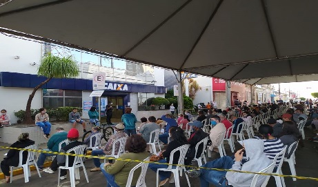 Instalada tenda para oferecer conforto e segurança as pessoas que estão recebendo o auxílio emergencial