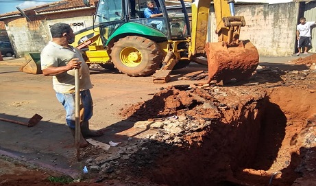 Administração Municipal segue com o trabalho de troca de derivações de água no Antônio Romagnoli