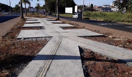 Avenida Prefeito Washington Luís vai ganhando novo visual com passeios nos canteiros centrais