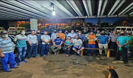 Juninho Gaspar e Dr. Ricardinho começam o trabalho conversando com os funcionários da limpeza pública