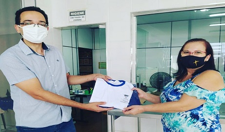Servidores da Educação recebem jalecos e uniformes para o trabalho