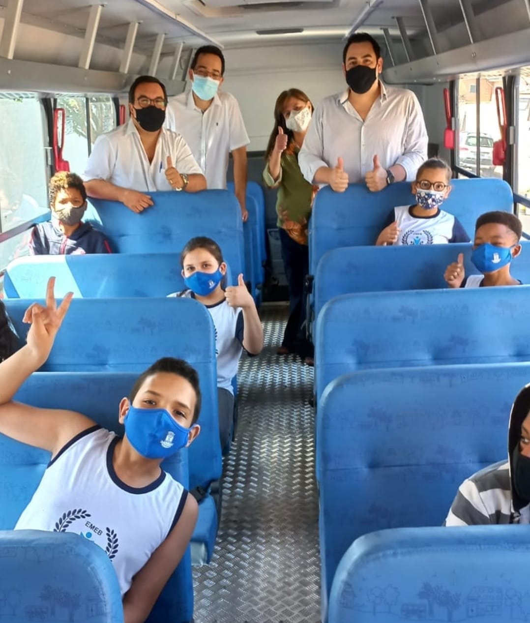 Junto com alunos da Escola Alzira Acra de Almeida, Prefeito Juninho recebe o novo ônibus para a Educação.