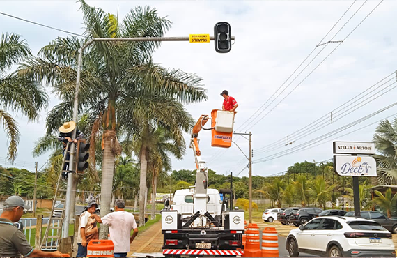 Semáforo da avenida Prefeito Washington Luís passa a operar em sistema de três tempos