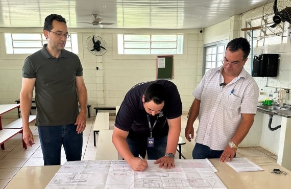 Prefeito Juninho Gaspar assina ordem de serviço para reforma da Creche Ephigenia Machado Gaspar Gomes