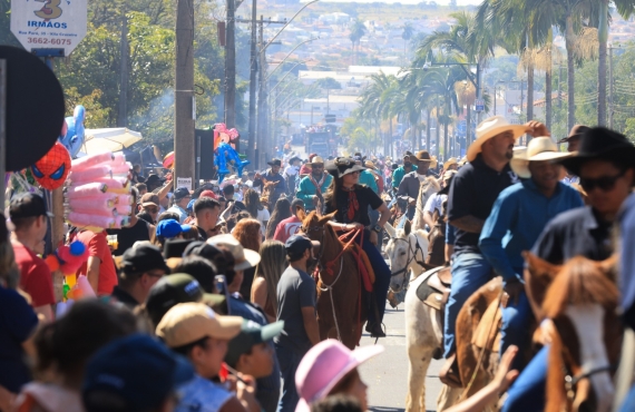 Desfile de Abertura da 48ª Festa do Leite reúne 20 mil pessoas e celebra tradições rurais em Batatais